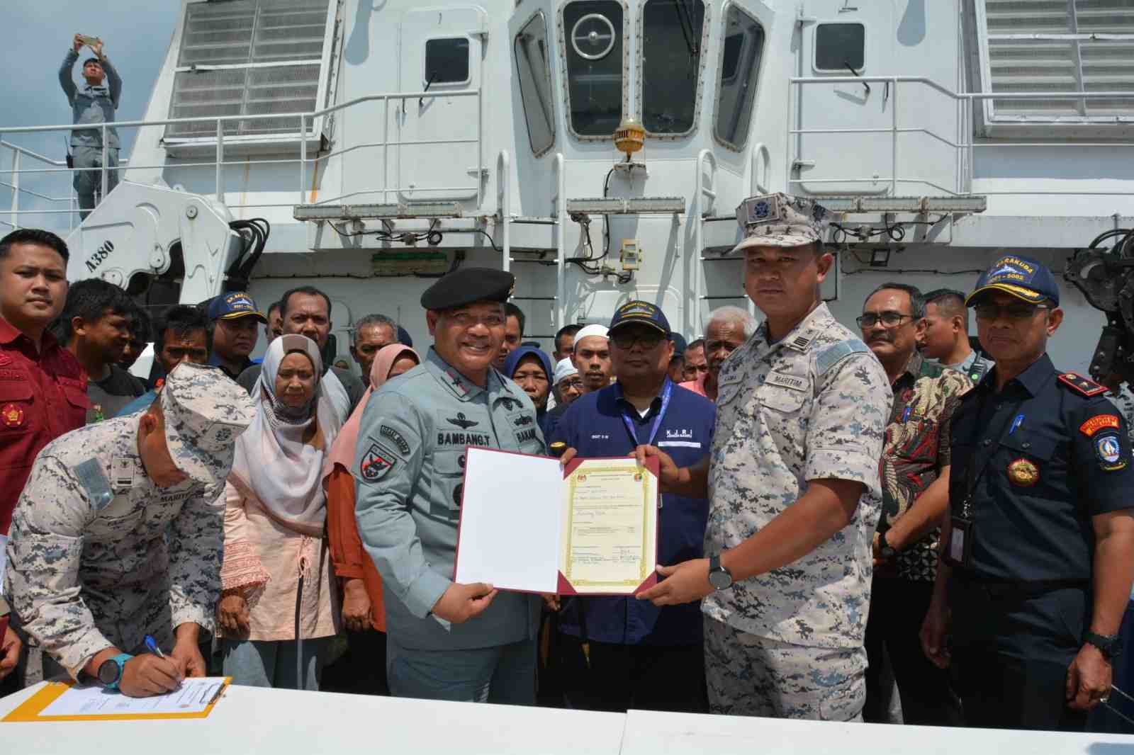 Bakamla RI Pulangkan 16 Nelayan Indonesia yang Ditangkap Malaysia