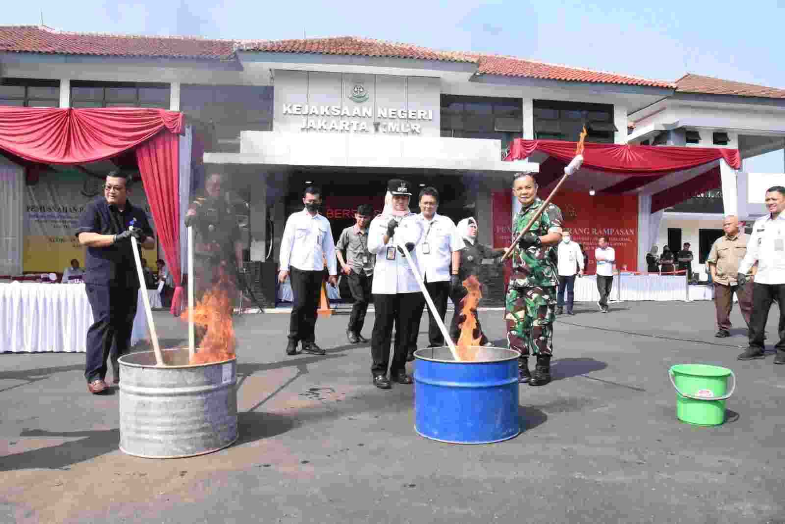 Kejari Jakarta Timur Musnahkan Barang Bukti Tindak Pidana Inkrah