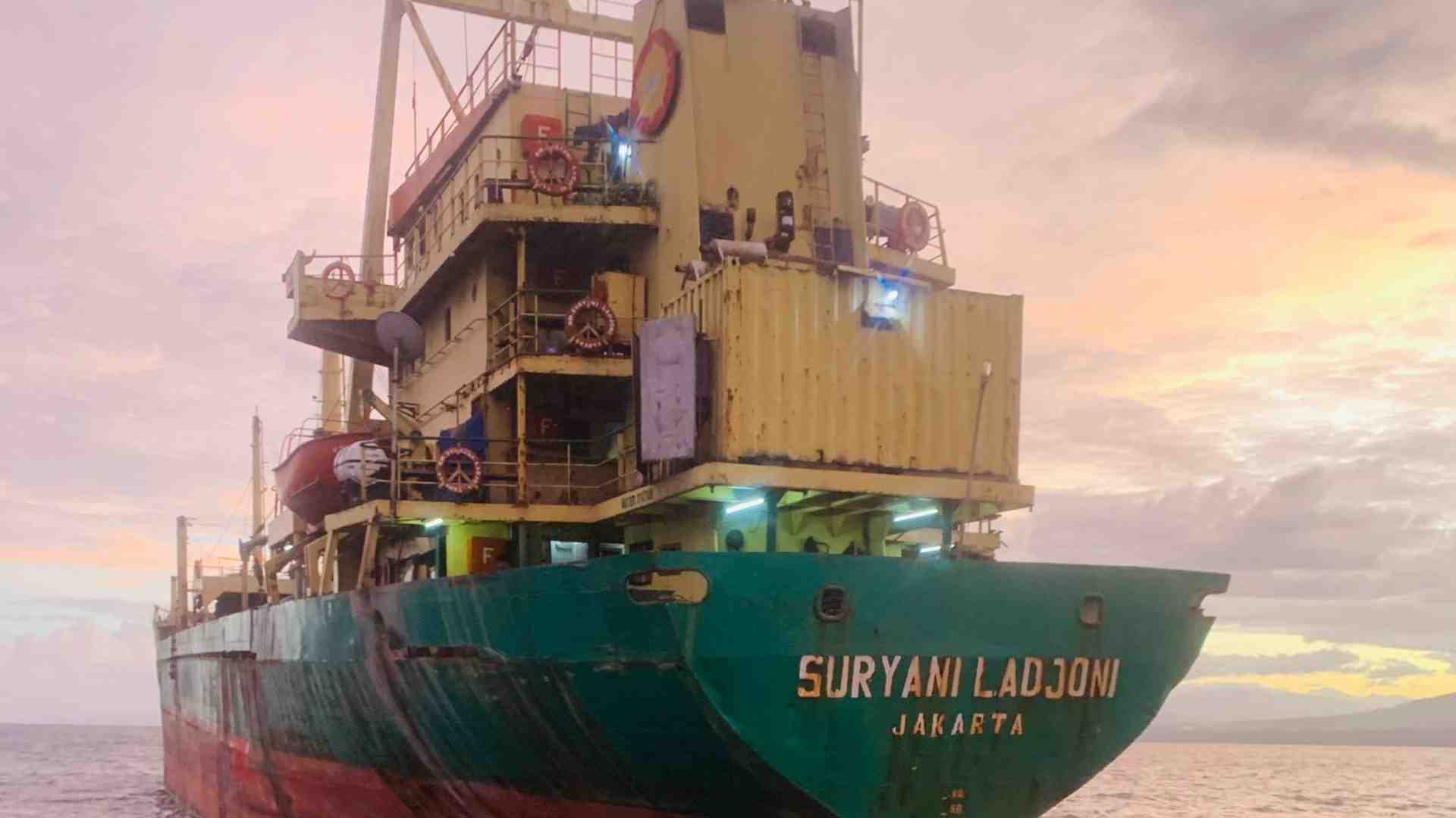 Bakamla RI Serahkan Berkas Perkara Kapal KM Suryani Ladjoni ke Lantamal VIII Manado