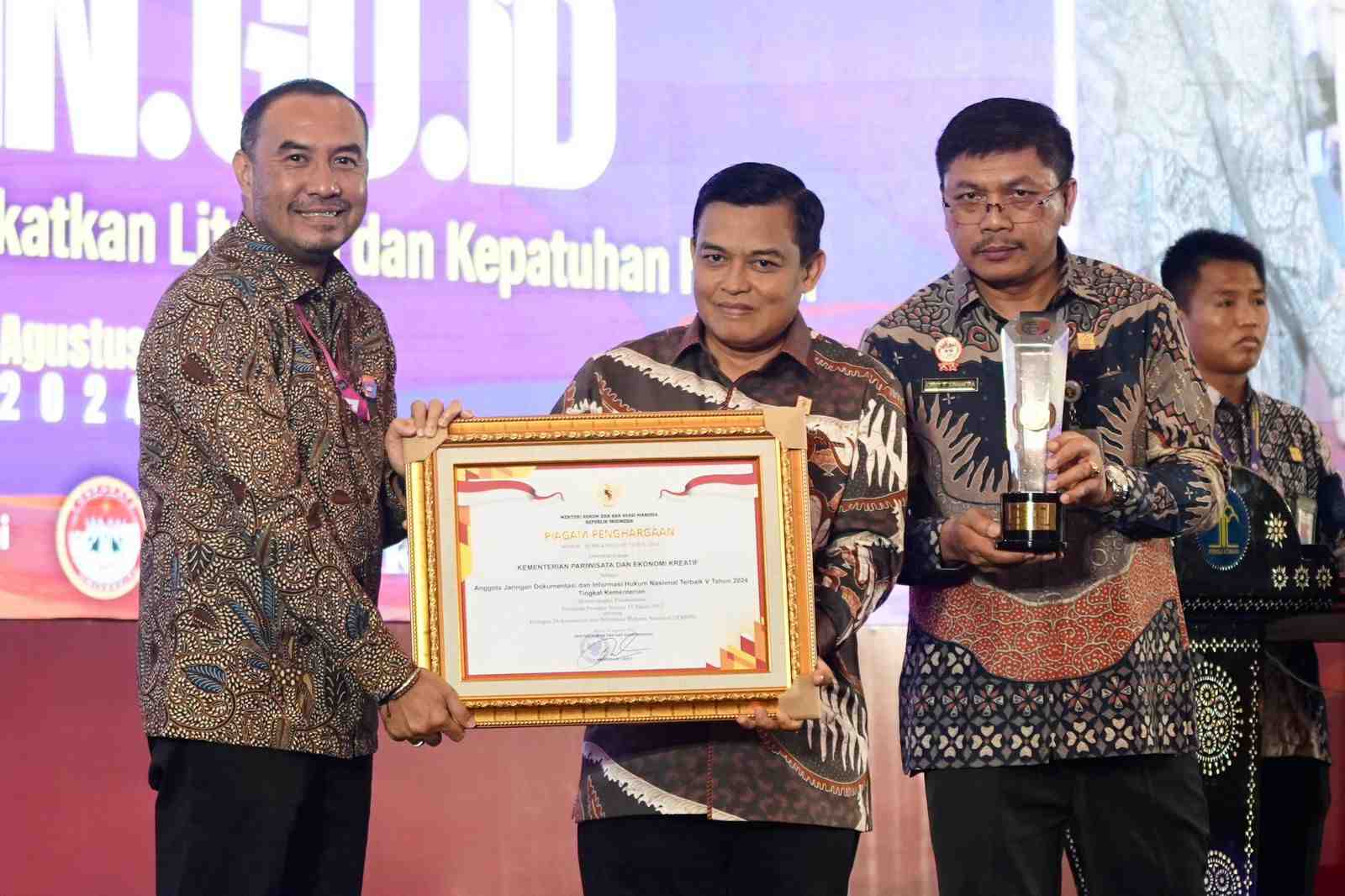 Kemenparekraf Raih Penghargaan JDIH Terbaik Kelima di JDIHN Awards 2024