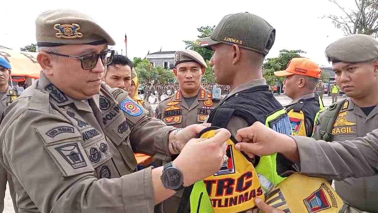 Pj Wali Kota Padang Kukuhkan Tim Reaksi Cepat Satlinmas Pol PP untuk Kesiapsiagaan Bencana