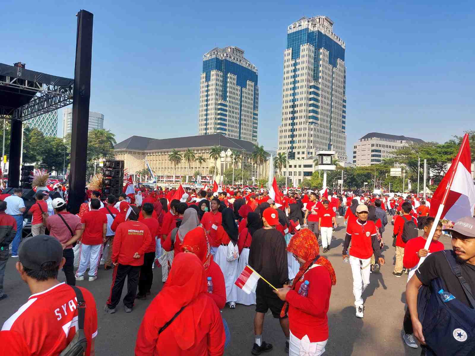 Warga Jakarta Antusias Saksikan Kirab Bendera Merah Putih dan Naskah Proklamasi