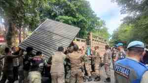 Menjelang PON XXI, Satpol PP WH Banda Aceh Bersihkan Ulee Lheue dari PKL 