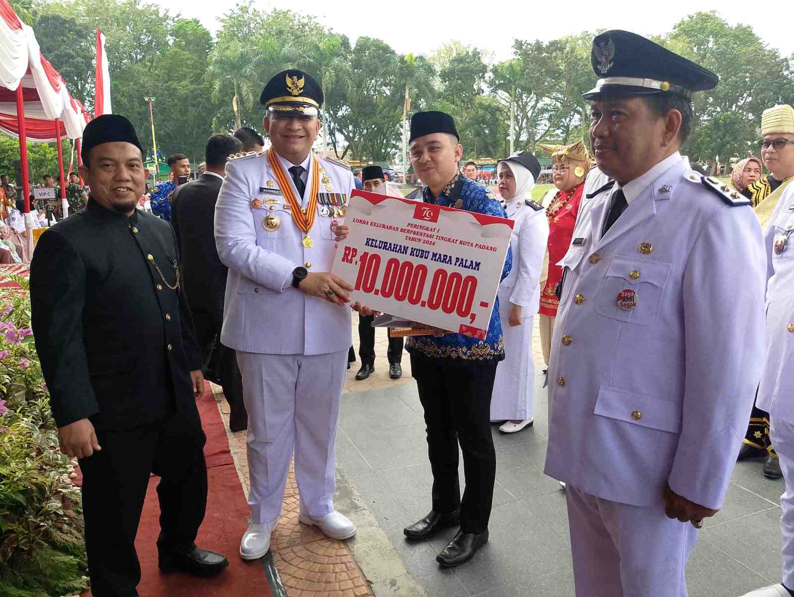Semangat Kemerdekaan di Parade Senja: Pj Wali Kota Padang Ajak Warga Terus Membangun