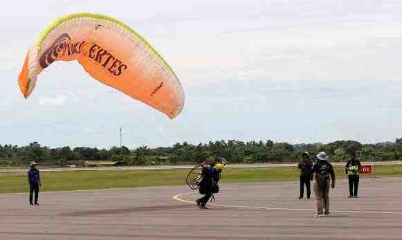 Puluhan Atlet Paramotor Ramaikan PON XXI di Bandara Malikussaleh