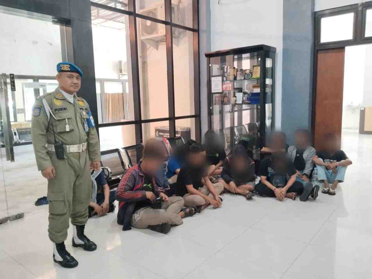 Satpol PP Surabaya Amankan 13 Orang  saat Pesta Miras, Terima Sanksi Sosial Wisata di Liponsos