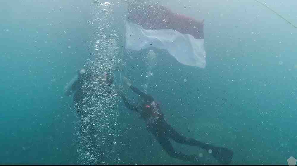 TNI AL dan POSSI Banten Kibarkan Bendera Merah Putih Bawah Laut di Perairan Pulau Sangiang
