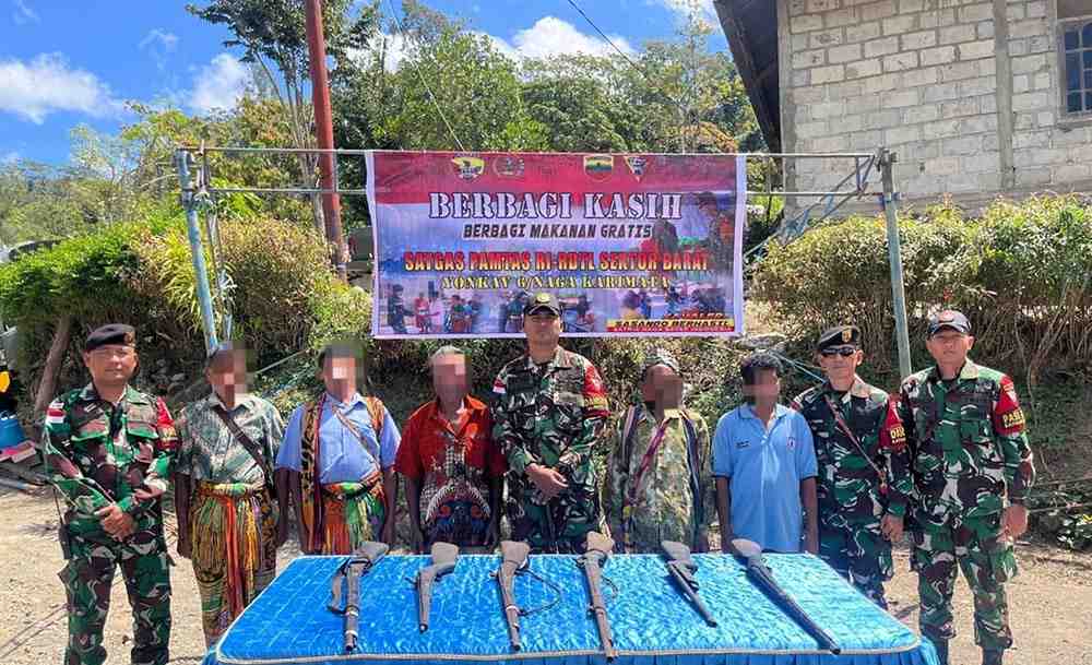 Warga Desa Noepesu Serahkan Enam Senjata Rakitan ke Satgas Yonkav 6/Naga Karimata