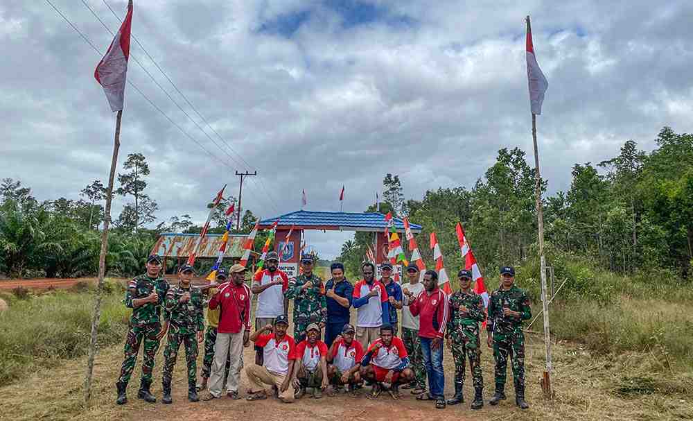 Satgas Pamtas RI-PNG Bagikan Bendera Merah Putih ke Warga