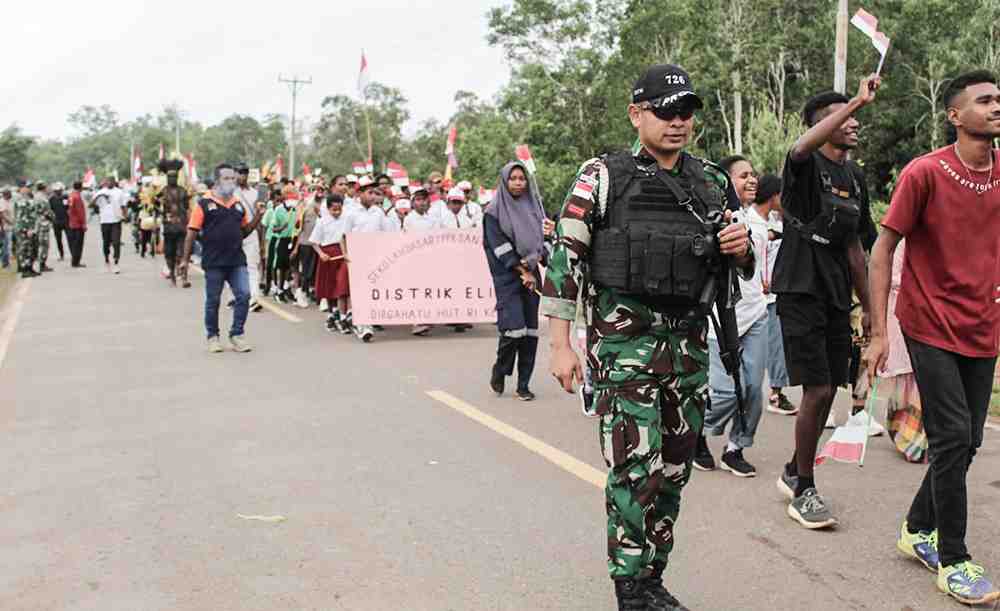 Satgas Pamtas Yonif 726/Tml Kawal Karnaval HUT ke-79 RI di Perbatasan Merauke RI-PNG