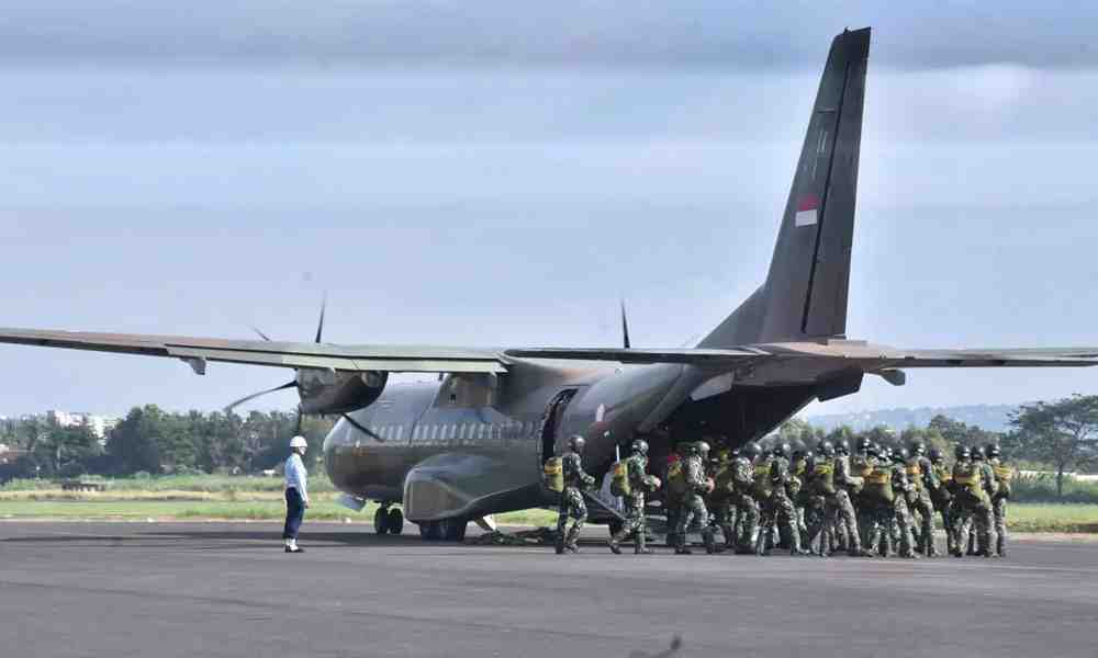 Latihan Terjun Taktis Kostrad dan Kopassus Berlangsung di Lanud Husein Sastranegara