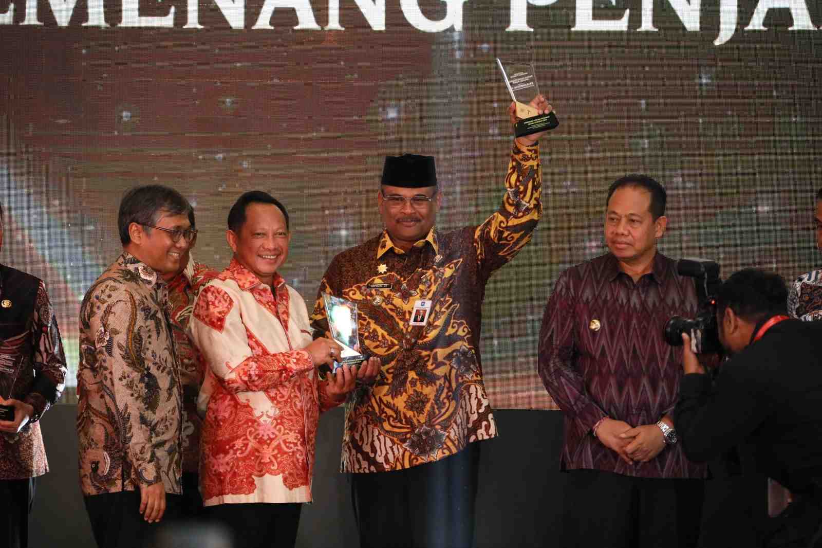Pj Gubernur Aceh Safrizal ZA Raih Apresiasi Kinerja 2024 dari Kemendagri