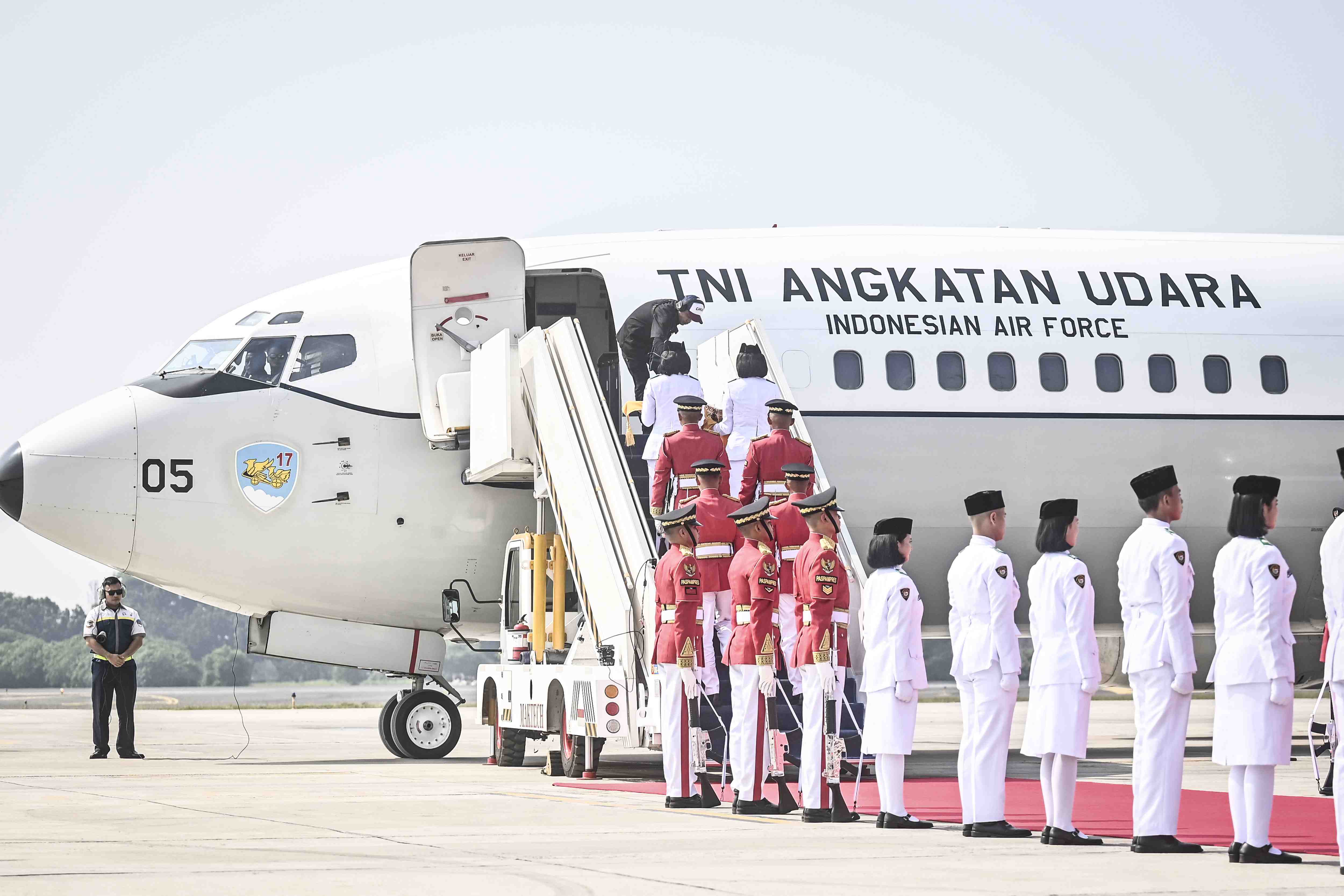 Bangganya Skuadron 17 TNI AU Terbangkan Sang Merah Putih dan Teks Proklamasi ke IKN