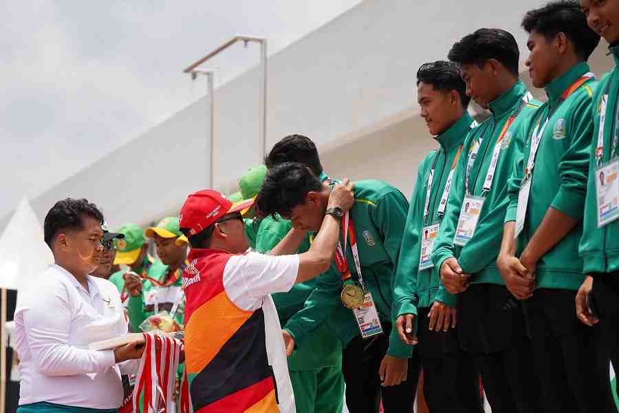 Drumband Jawa Timur Terbaik di Nomor LBJP 400 Meter Putra