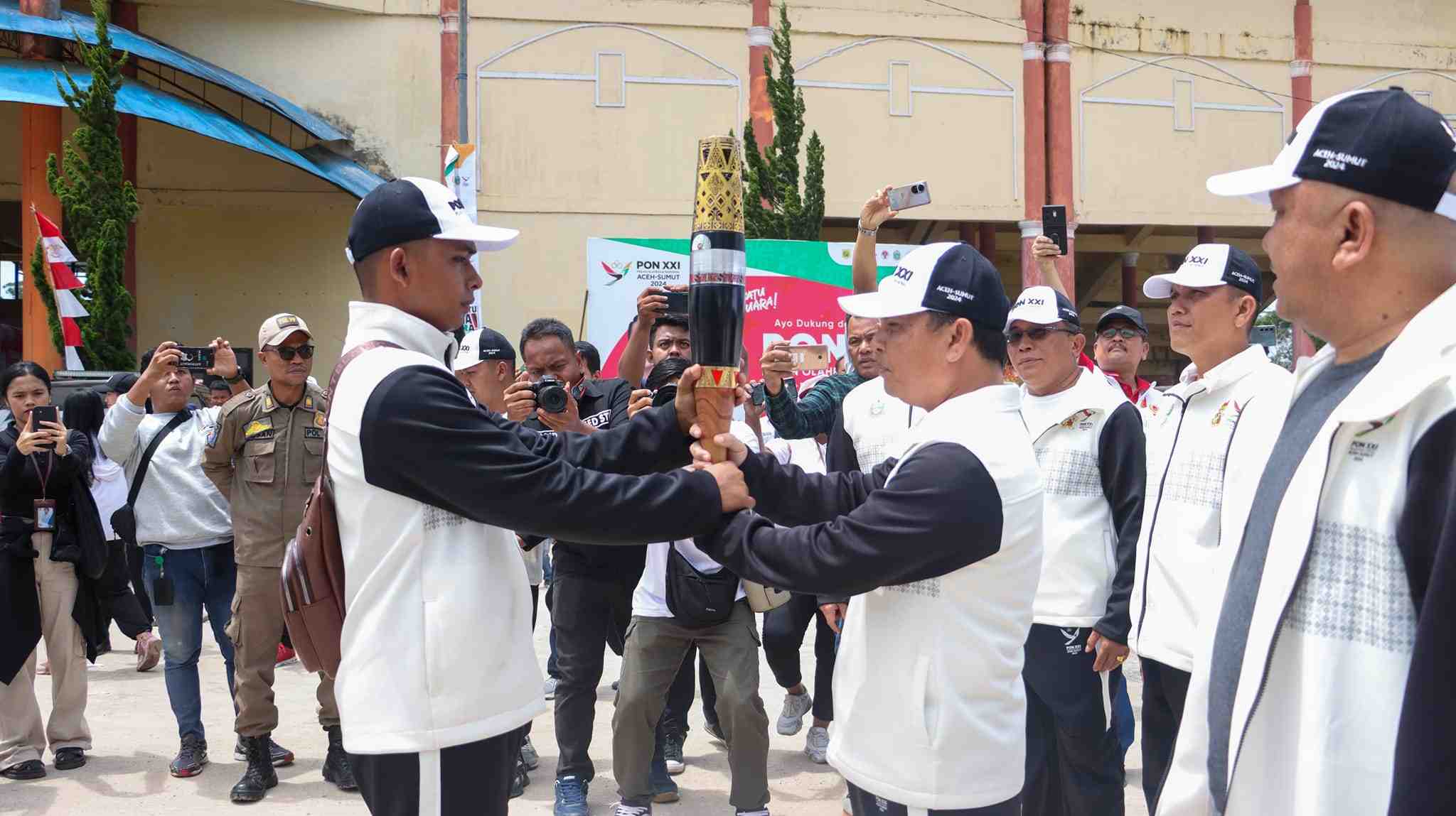 Kirab Api Tiba di Dairi, Surung Charles: Dairi Bangga Menjadi Bagian PON XXI