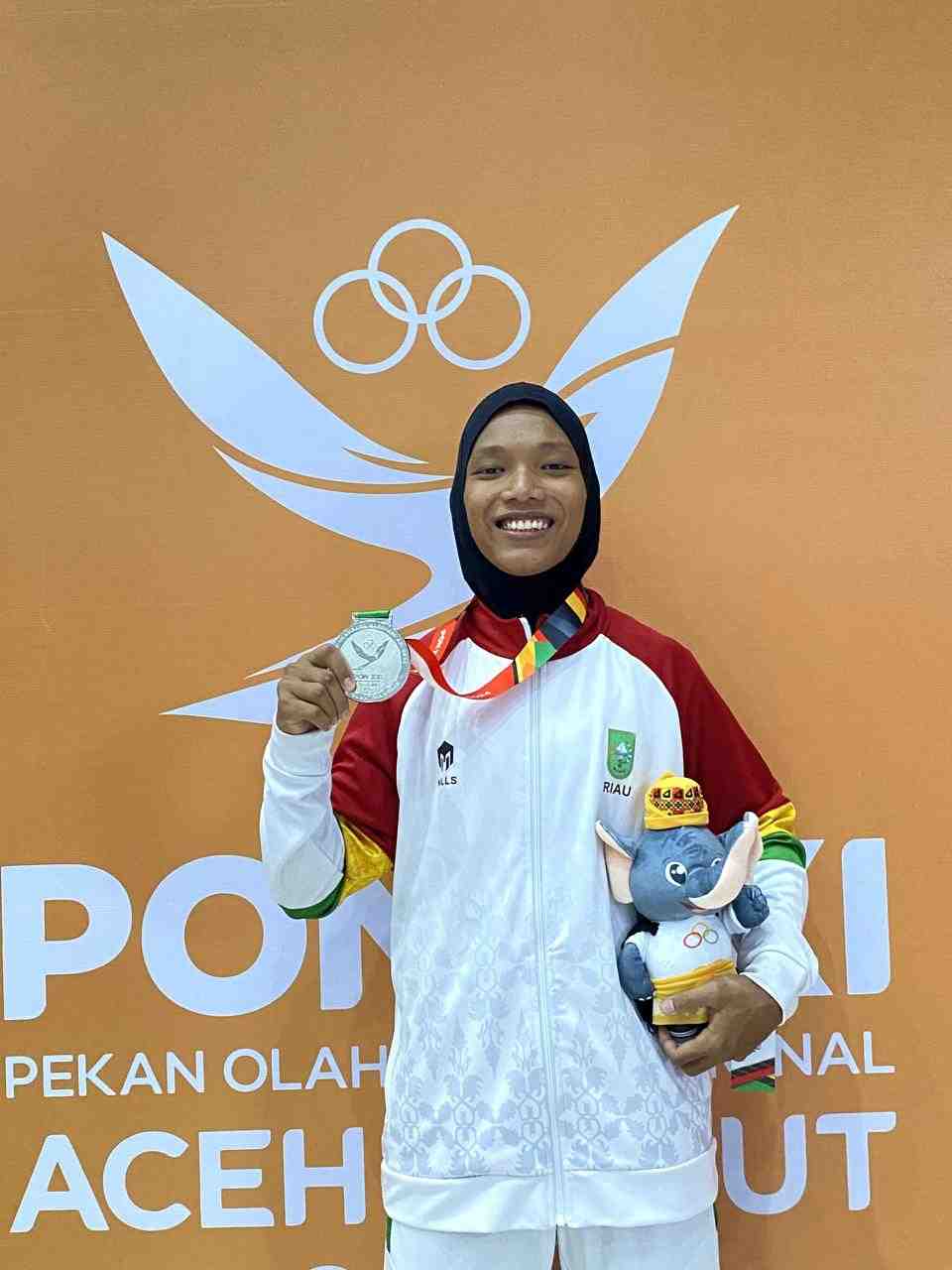 Prestasi Gemilang! Mahasiswi STIE Syariah Bengkalis Bawa Pulang Medali Perak di PON 2024