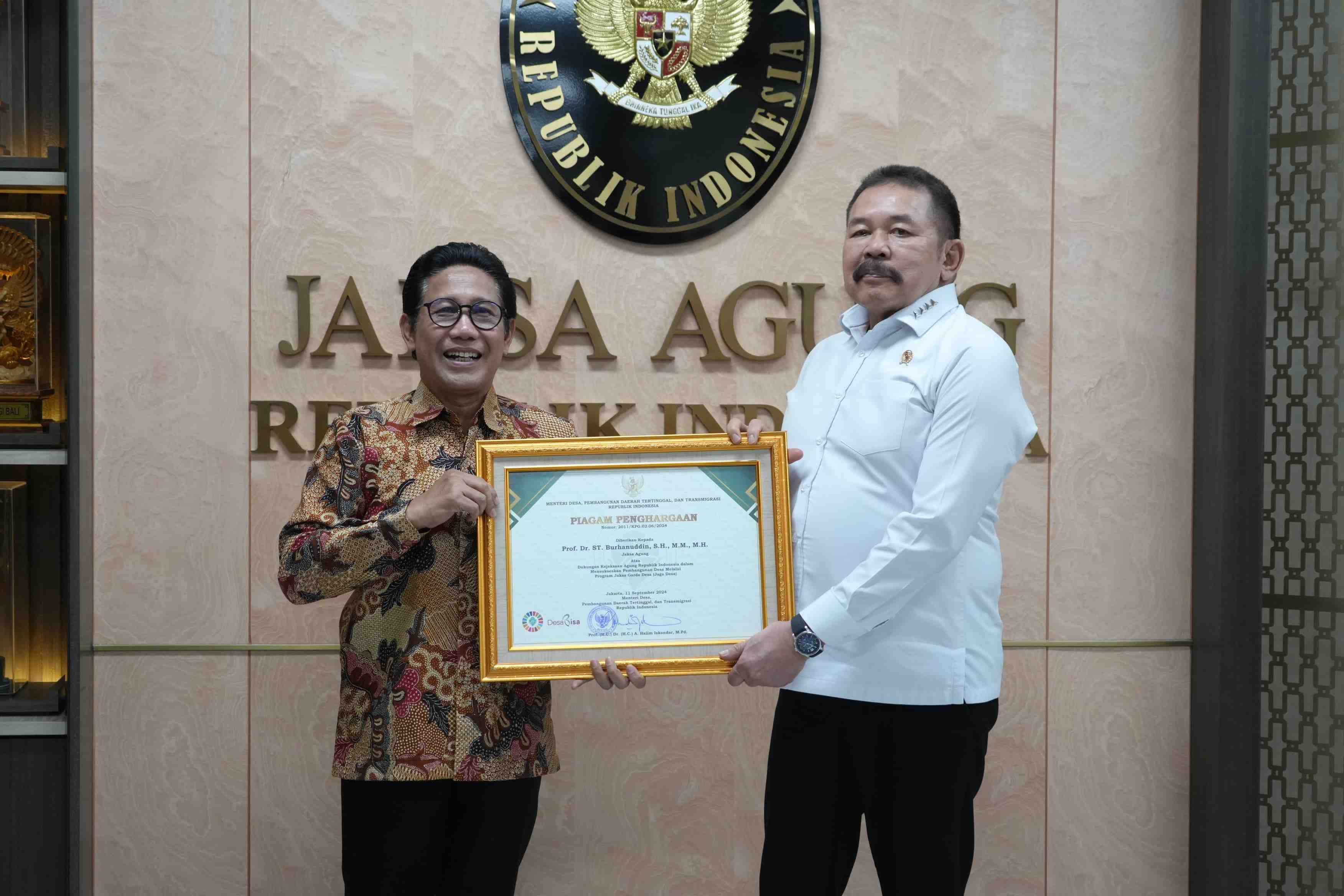 Jaksa Agung Terima Penghargaan atas Kesuksesan Program Jaga Desa