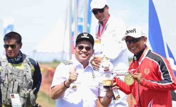 Pj Wali Kota Lhokseumawe Kalungkan Medali Emas kepada Hening Paradigma
