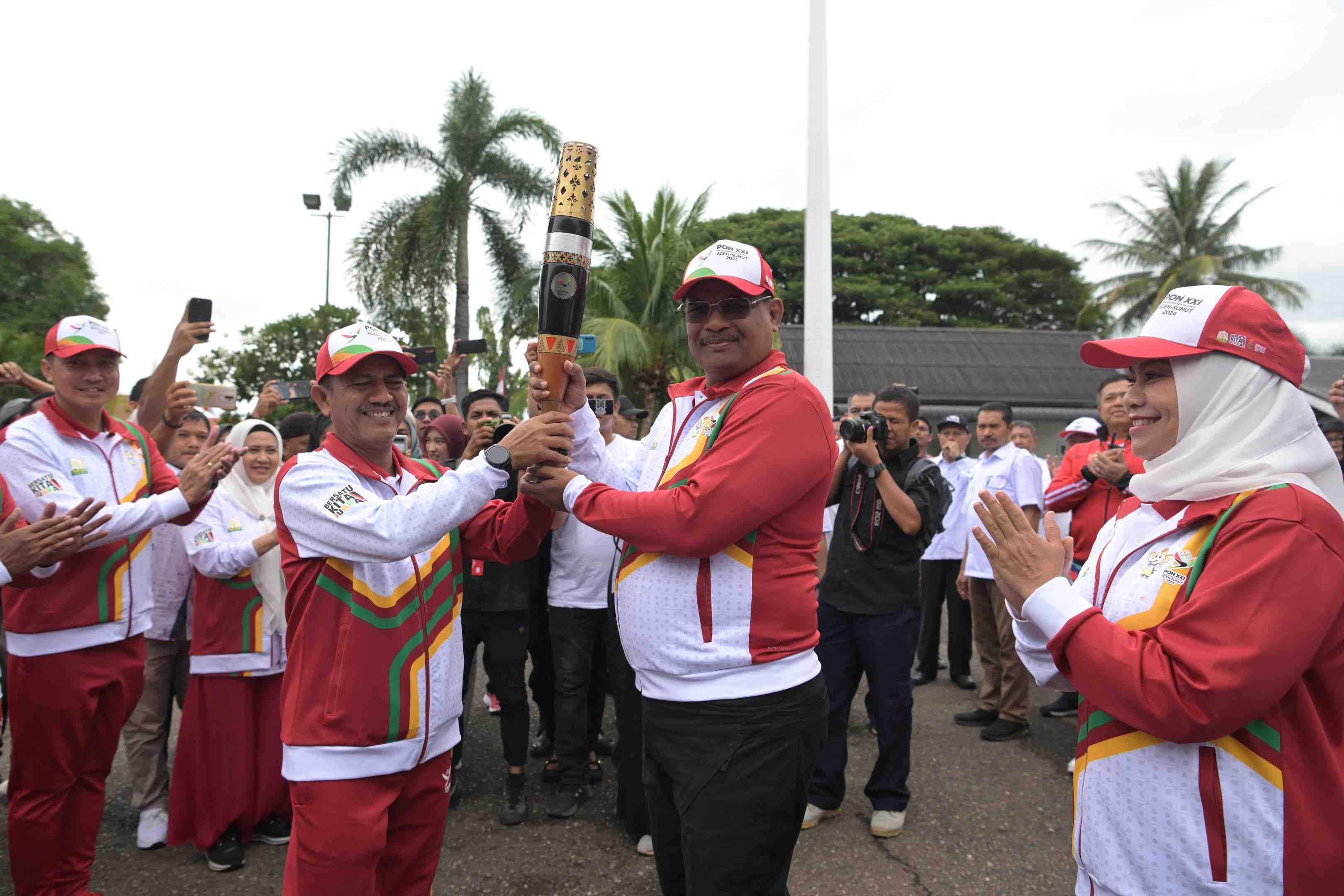 Pj Gubernur Aceh Terima Obor Api PON dari Pj Wali Kota Banda Aceh