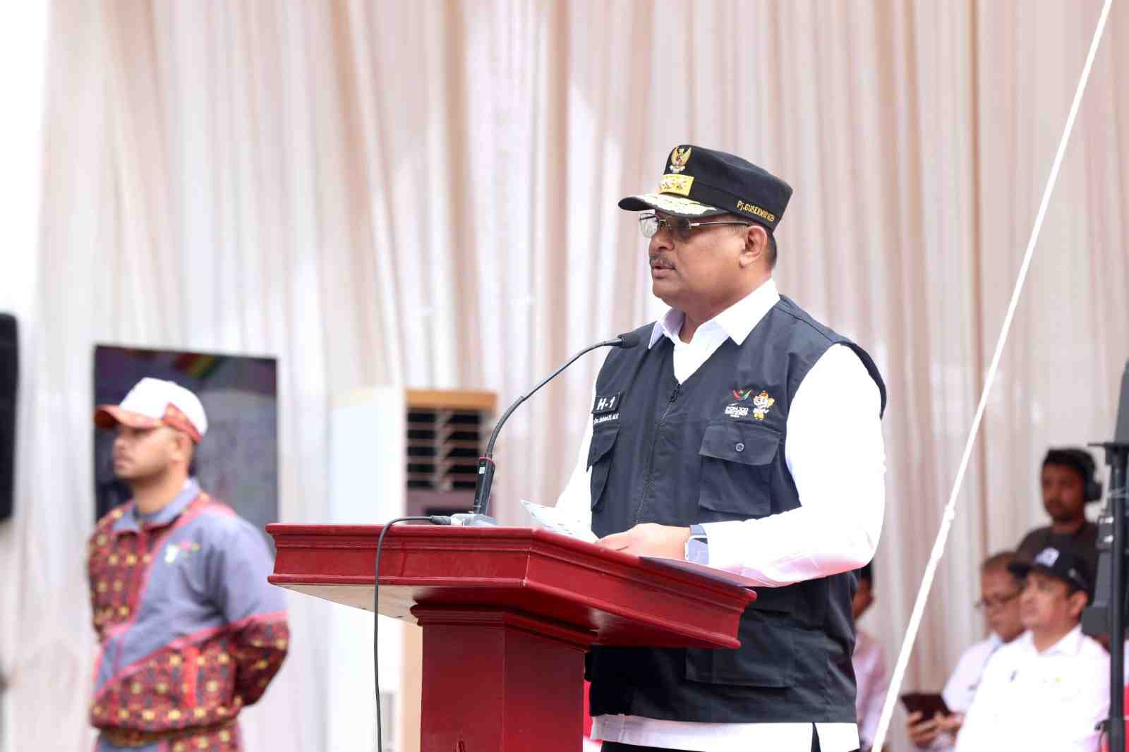 Pj Gubernur Aceh Pimpin Upacara Pengibaran Bendera Kontingen PON XXI 2024 