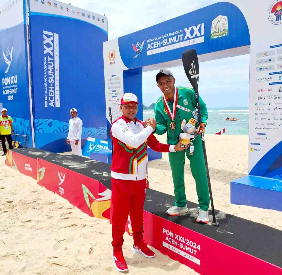 Medali Dayung Stand Up Paddle PON XXI Diberikan di Pantai Pulau Kapok
