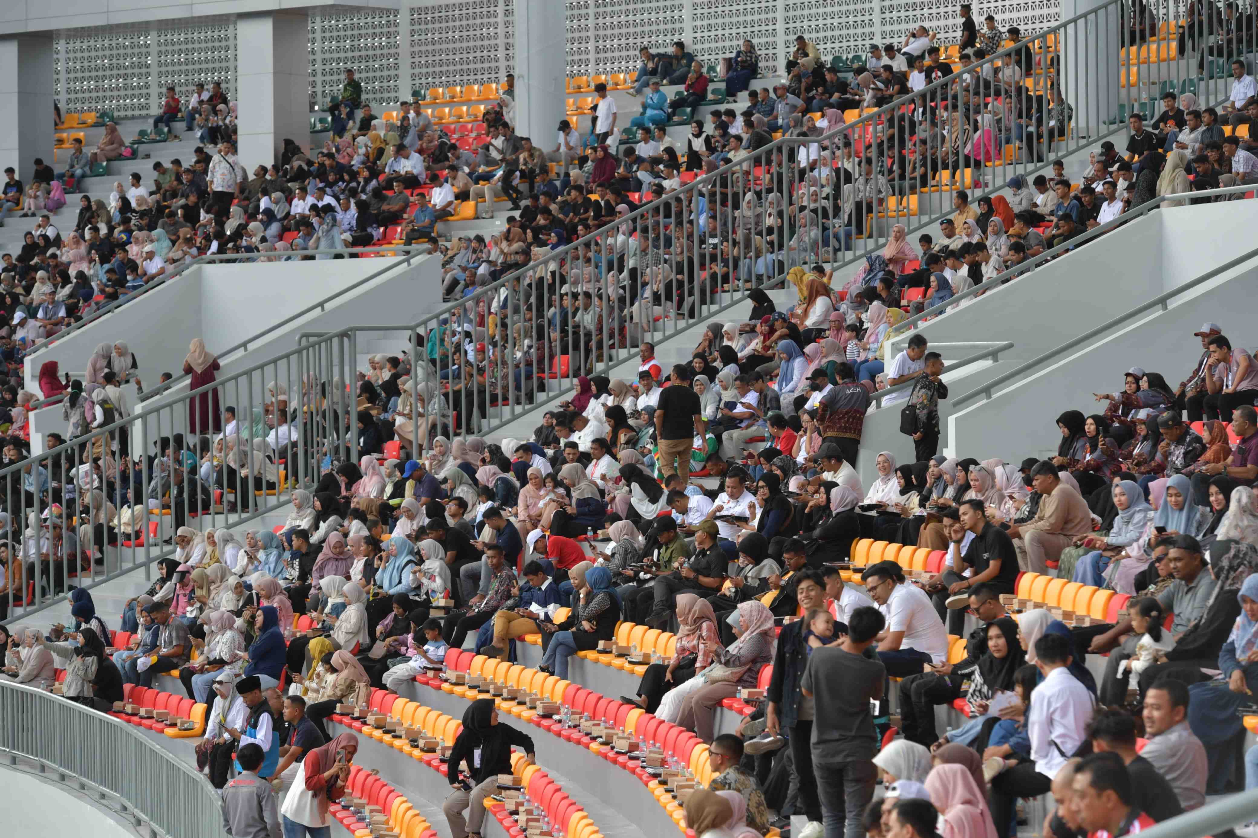 Jelang Pembukaan PON XXI 2024, Masyarakat Antusias Padati Stadion Harapan Bangsa 