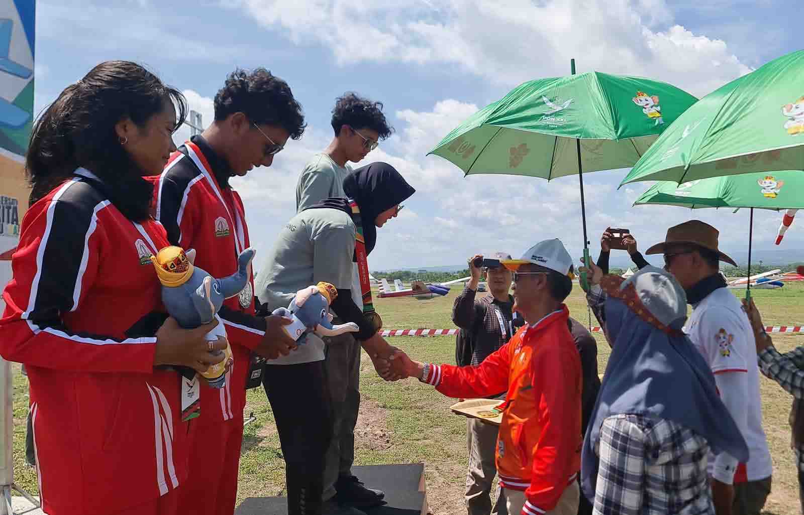 Panji Atlet Papua Tengah Rebut Emas Perdana Terbang Layang