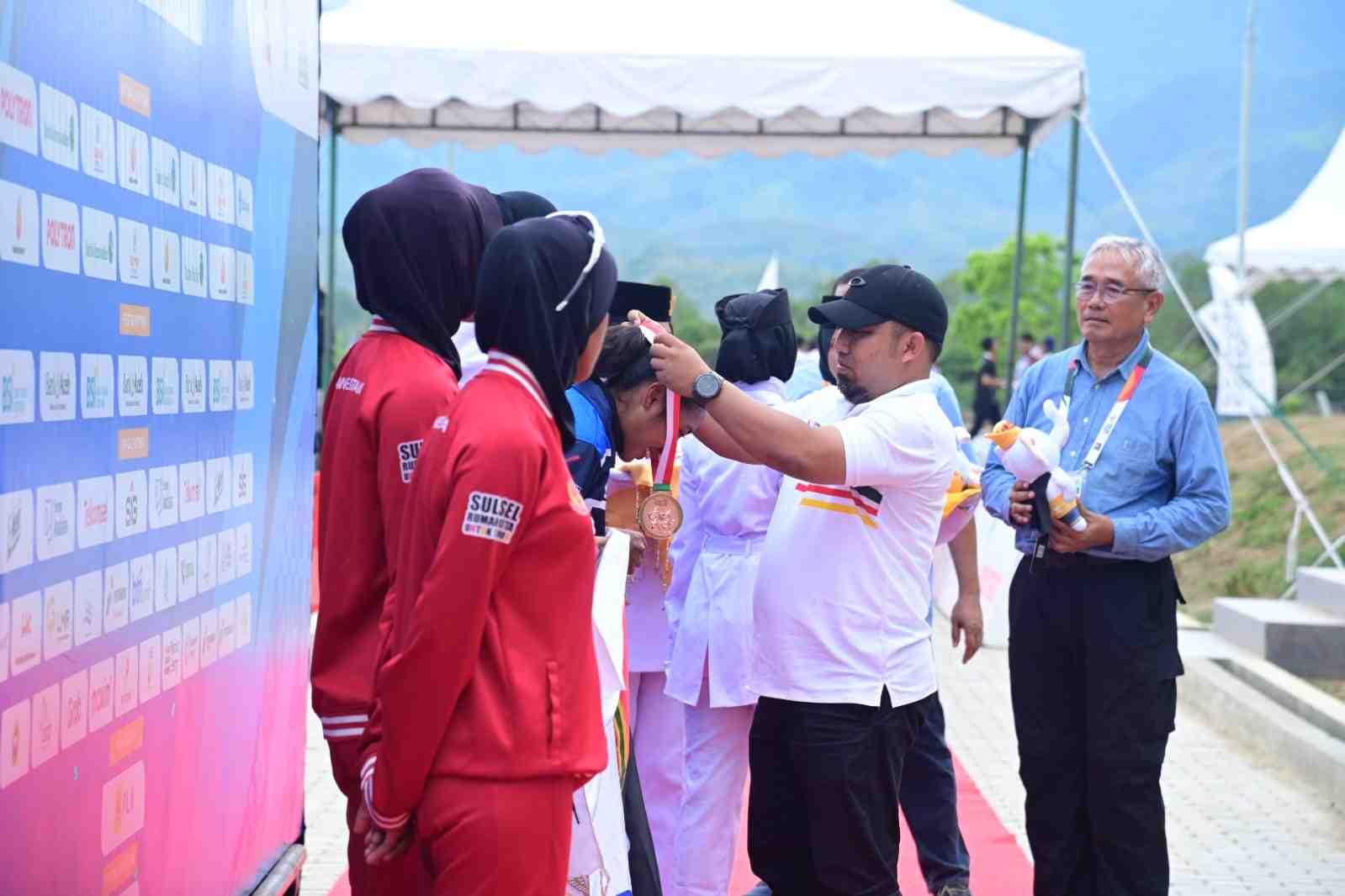 Pj Bupati Aceh Besar Kalungkan Medali Juara Dayung di Waduk Keuliling