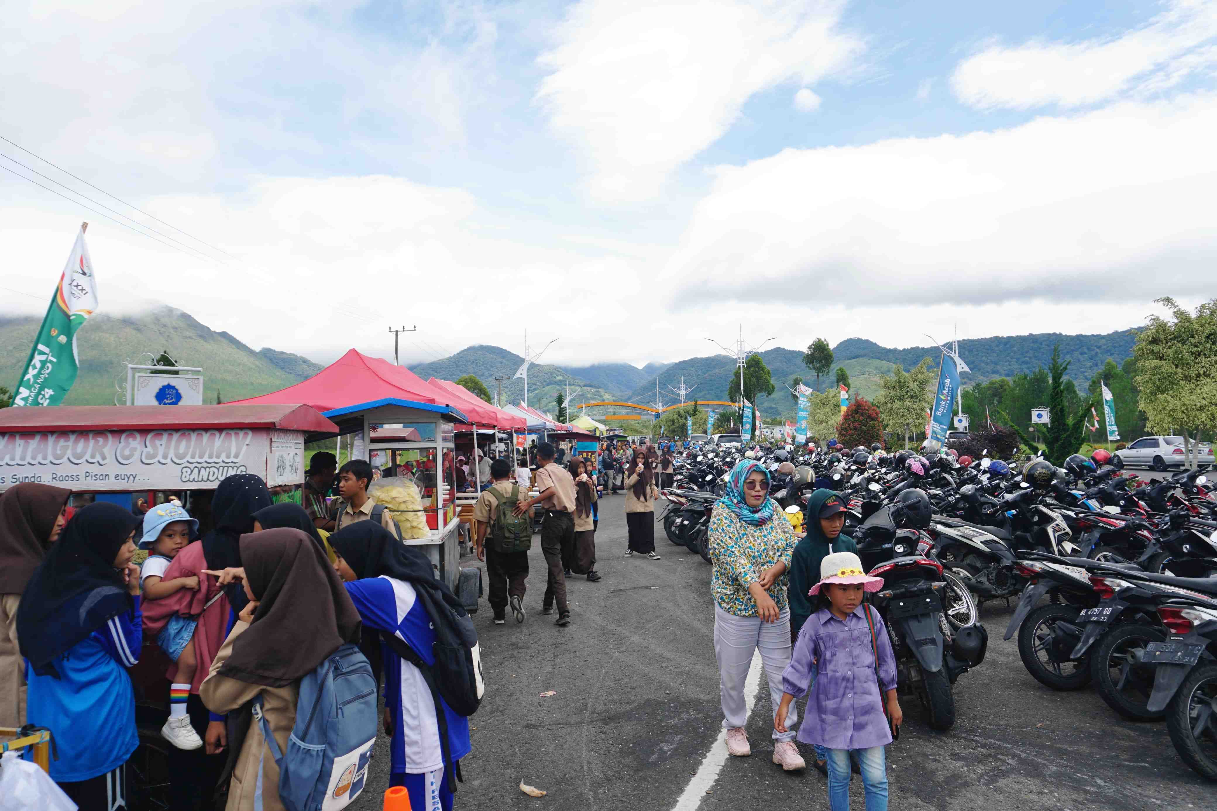 Antusiasme Pengunjung Padati Bandara Rembele Saksikan Para Atlet Berlaga di Udara 