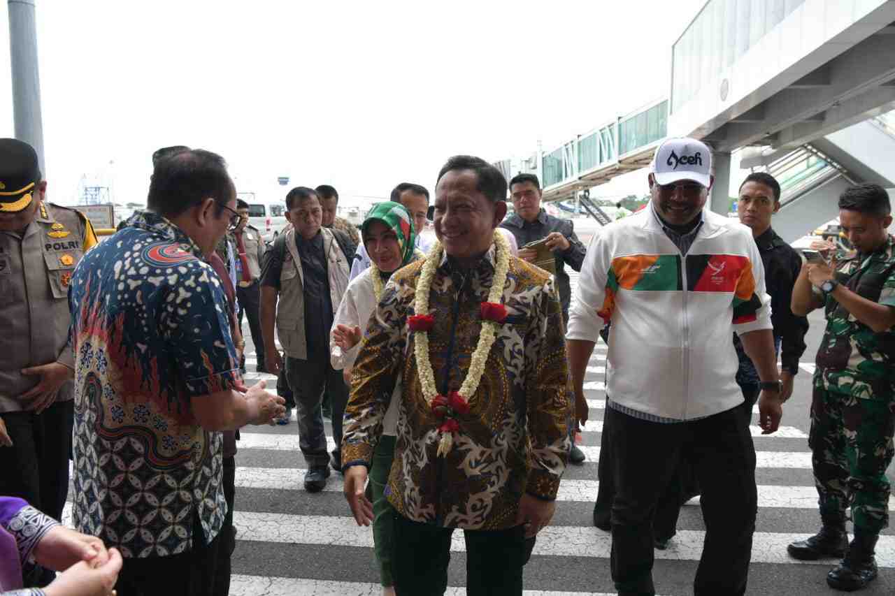 Pj Gubernur Safrizal bersama Agus Fathoni Jemput Mendagri di Bandara