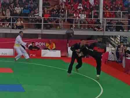 Dominasi Tri Bintang Syah Mengantar Sumbar ke Semifinal Pencak Silat PON XXI