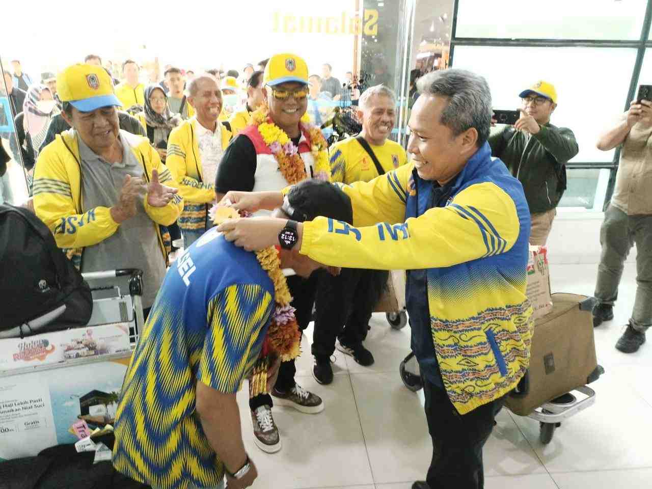 Kontingen PON Kalsel Pulang Disambut Pengalungan Bunga