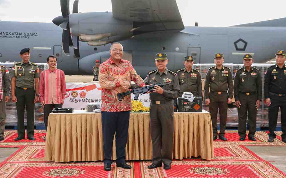 Indonesia Serahkan Bantuan Militer Senilai $500 Ribu ke Kamboja untuk Perkuat Kerja Sama Pertahanan