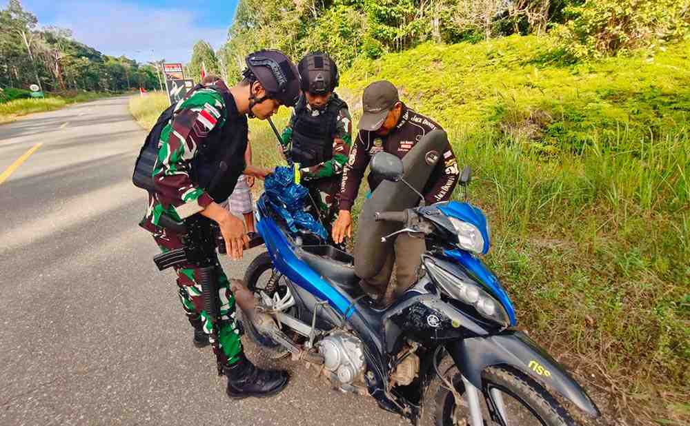 Satgas Pamtas Yonif 111/KB Lakukan Pemeriksaan Bersifat Humanis di Perbatasan RI-PNG