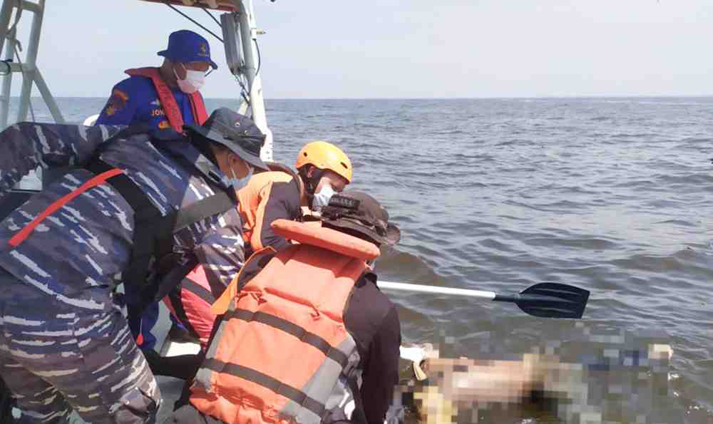 TNI AL dan Tim SAR Gabungan Evakuasi Korban Tenggelam Kapal KM Karya Sampurna 7 di Kubu Raya