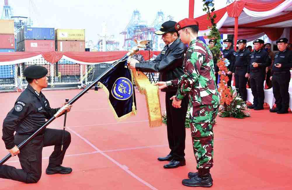 Presiden Jokowi Terima Brevet Kehormatan Hiu Kencana di Atas KRI RJW-992