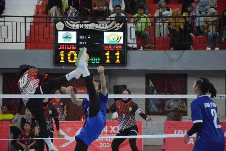 Semifinal Sepak Takraw PON XXI: Regu Putra-Putri Bertanding di GOR ISC Idi