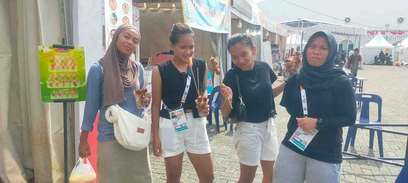 Pemain Sepak Bola Putri Jawa Barat Nikmati Festival Kuliner sebelum Semifinal PON XXI 2024