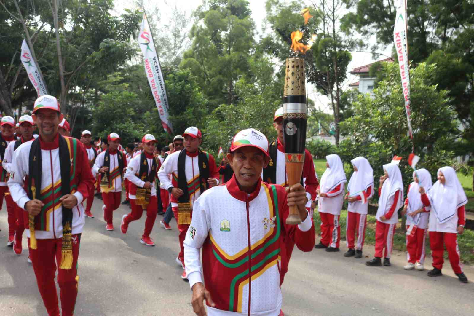 Mantan Atlet Tinju Bawa Obor Api PON XXI di Aceh Tamiang
