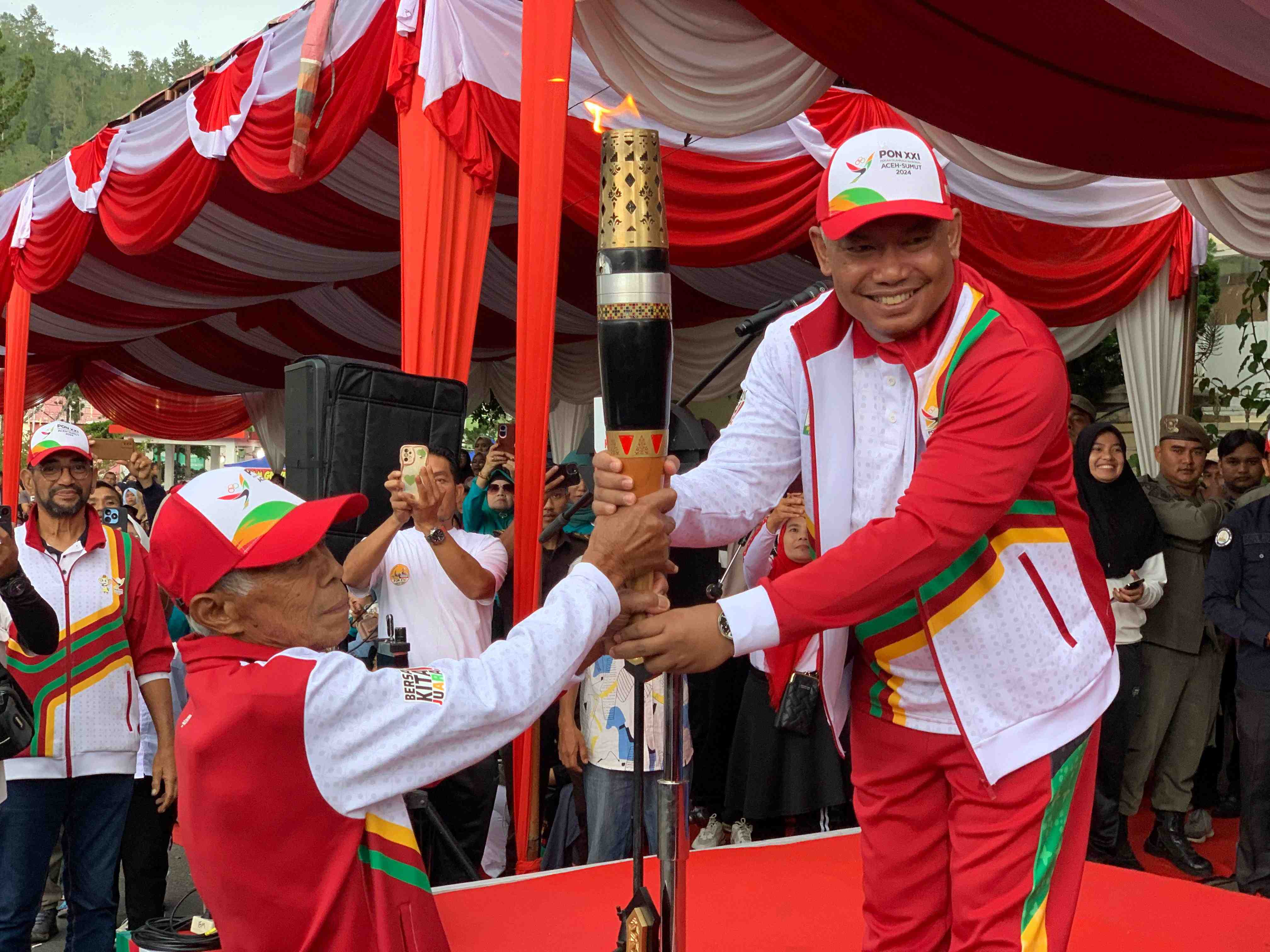Kedatangan Kirab Api PON XXI 2024 Disambut Meriah, Ribuan Masyarakat Penuhi Kota Takengon