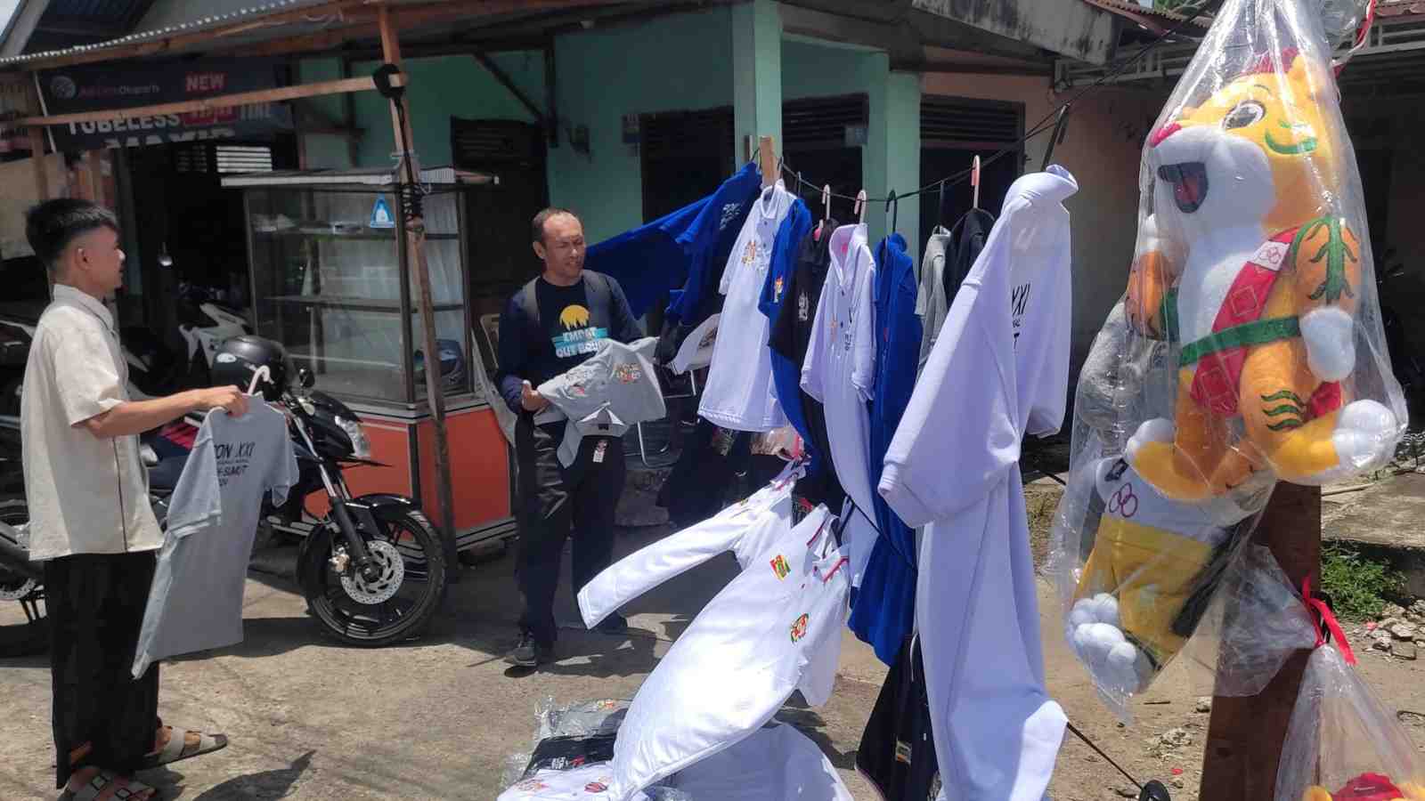 Pernak-Pernik PON XXI Mulai Dijual di Sekitar Venue
