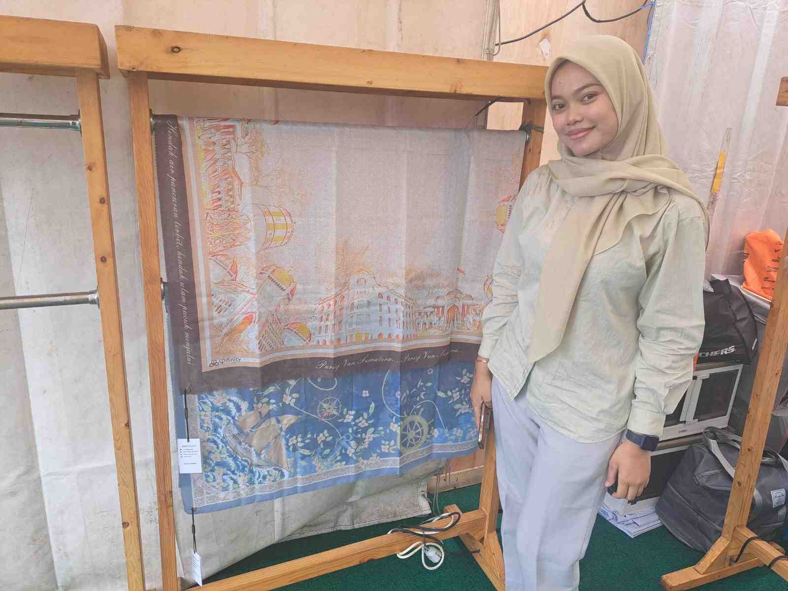 Hijab Bermotif Ikon Kota Medan Diminati Pengunjung PON XXI 2024