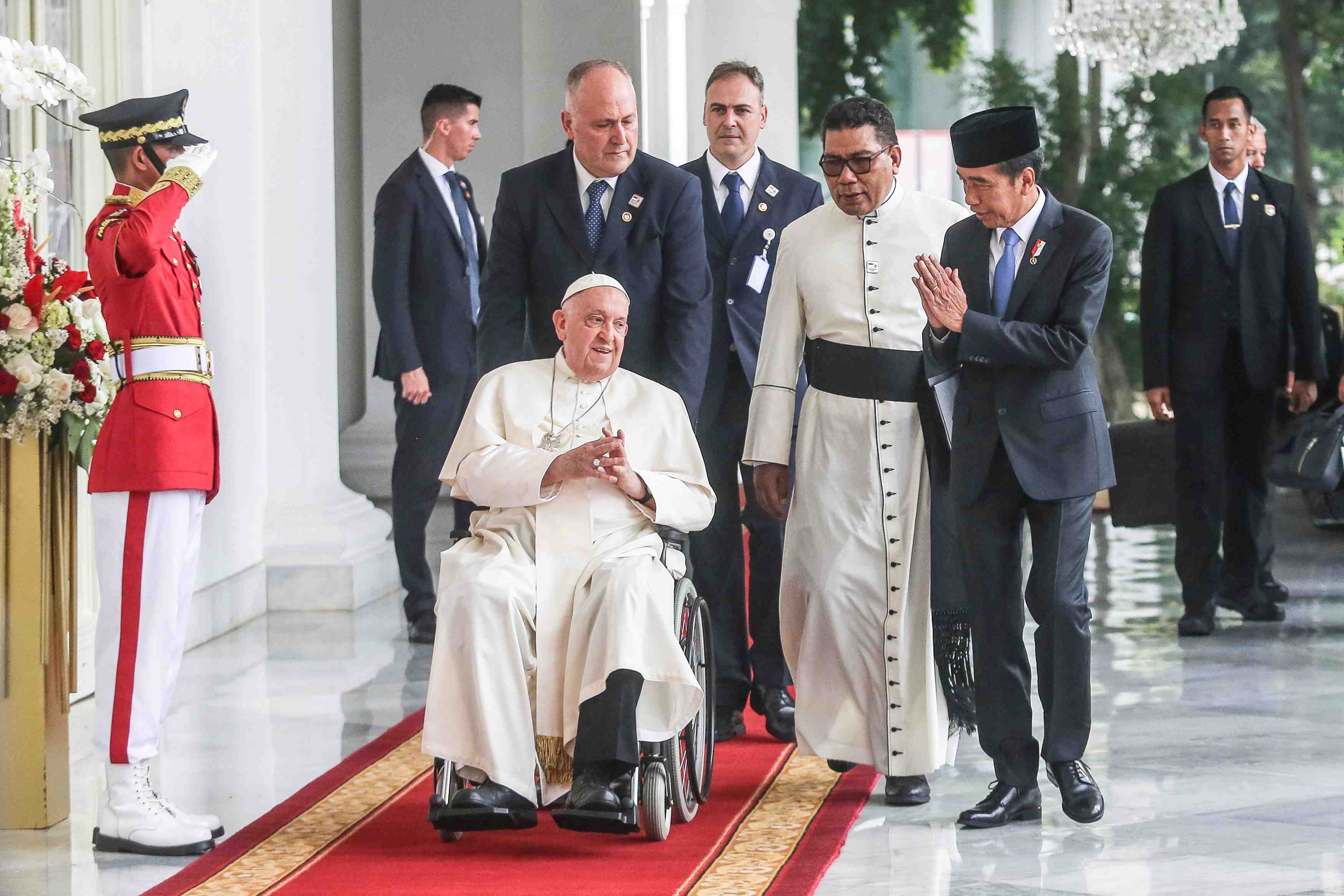Paus Fransiskus Sebarkan Pesan Perdamaian dan Toleransi dalam Kunjungan Apostolik di Indonesia