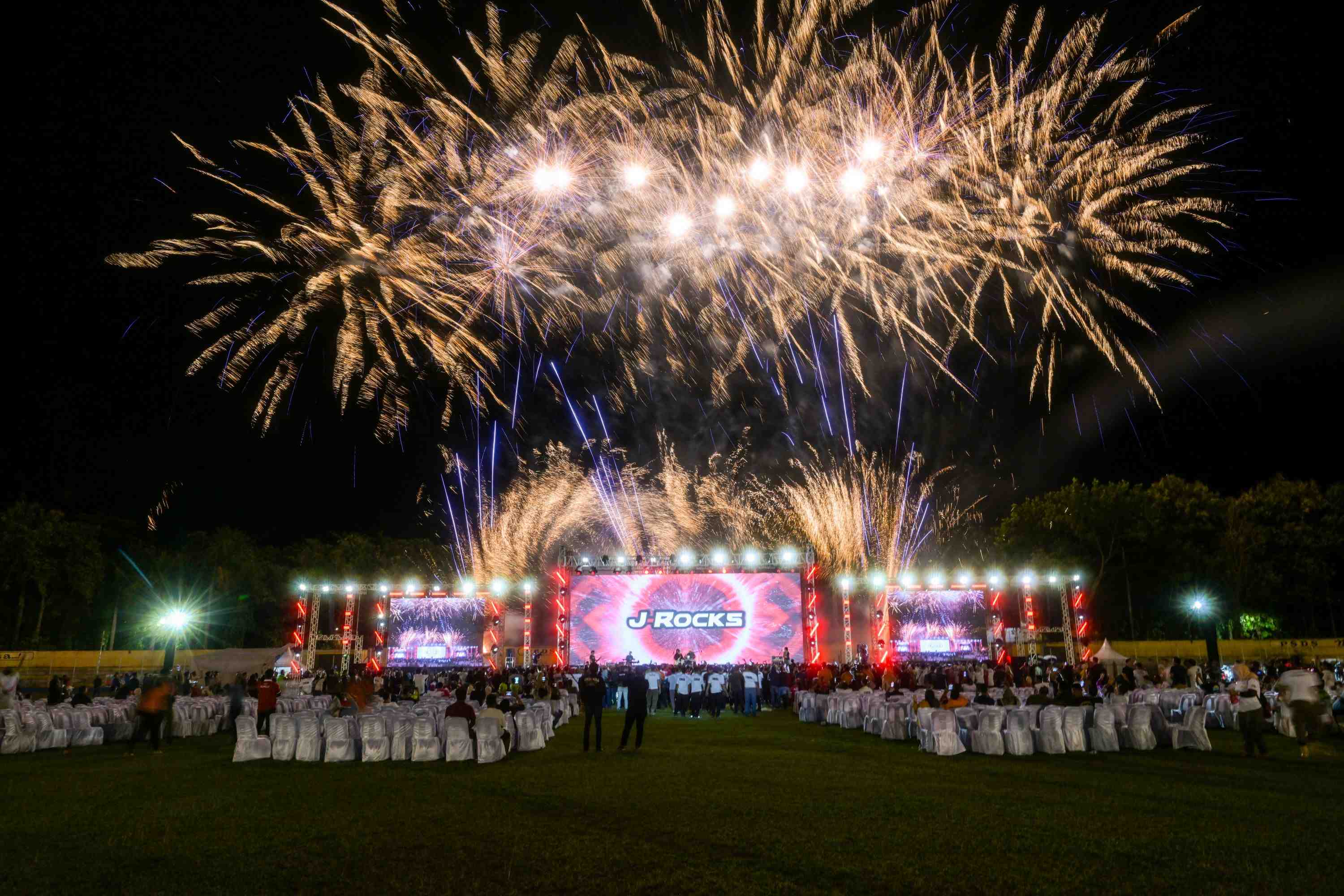 Ribuan Warga Sumut Antusias Hadiri Pembukaan PON XXI 2024 di Stadion Baharuddin Siregar