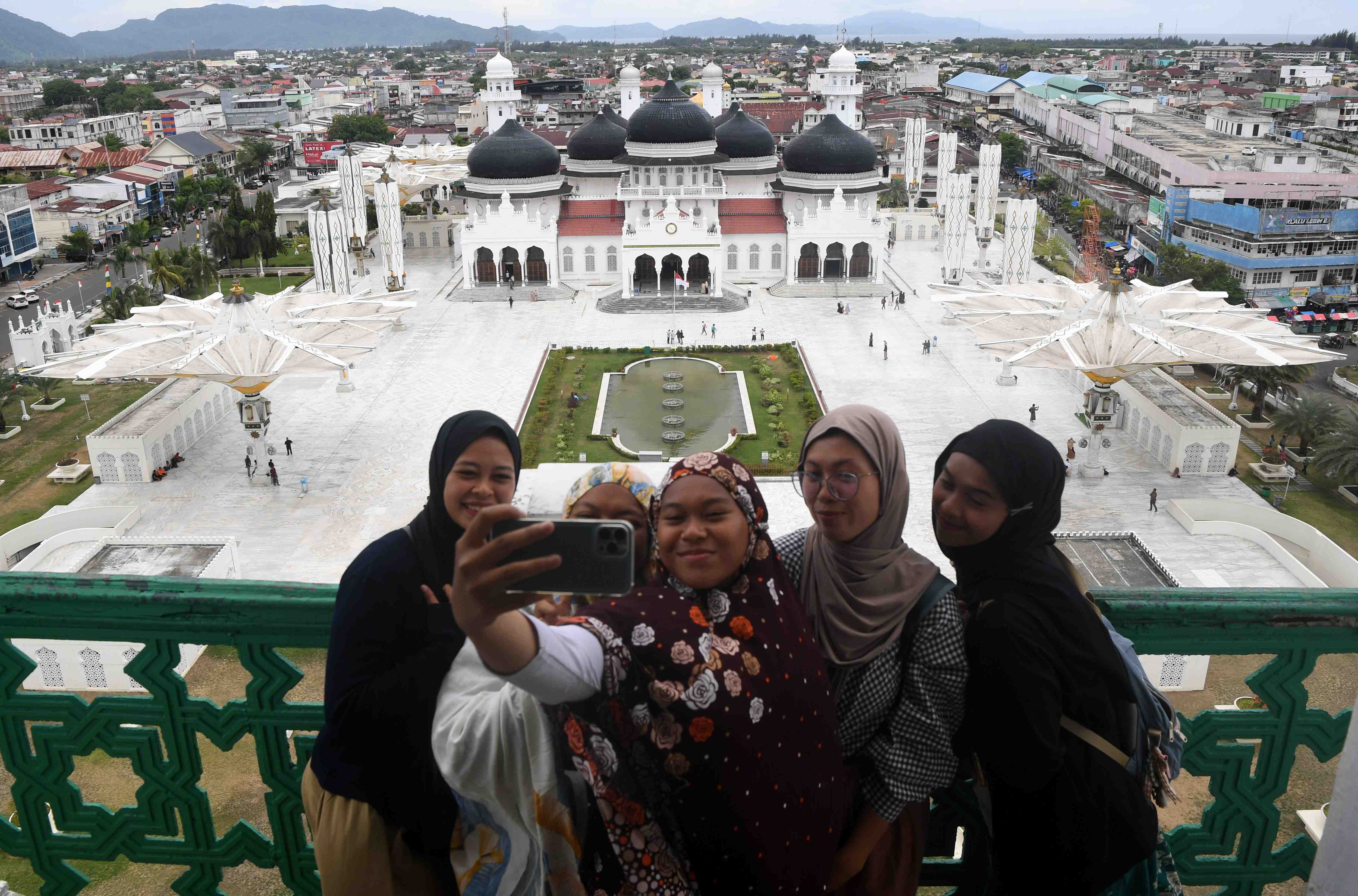 [SIARAN PERS] Aceh Muliakan Tamu PON XXI dengan Peumulia Jamee Adat Geutanyoe