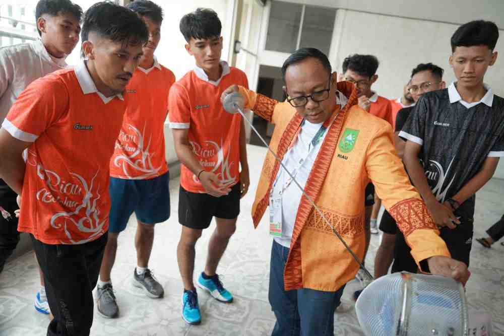 Menjelang Laga PON XXI, Pj Gubernur Riau Menyuntikkan Semangat bagi Tim Atlet Anggar