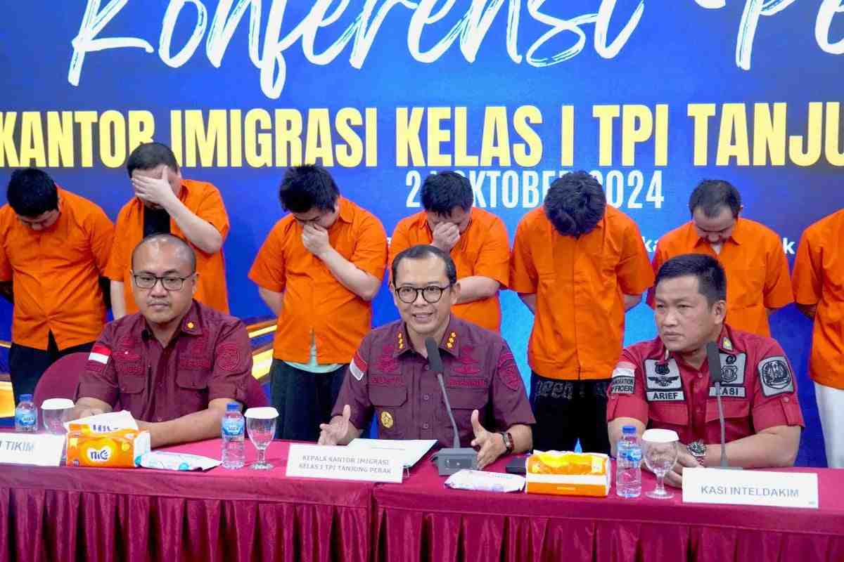 Imigrasi Surabaya Deportasi Komplotan Penipuan Online Asal Cina