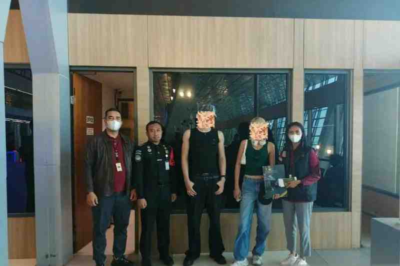 Imigrasi Surabaya Deportasi Dua WNA Pelanggar Keimigrasian asal Rusia dan Tunisi