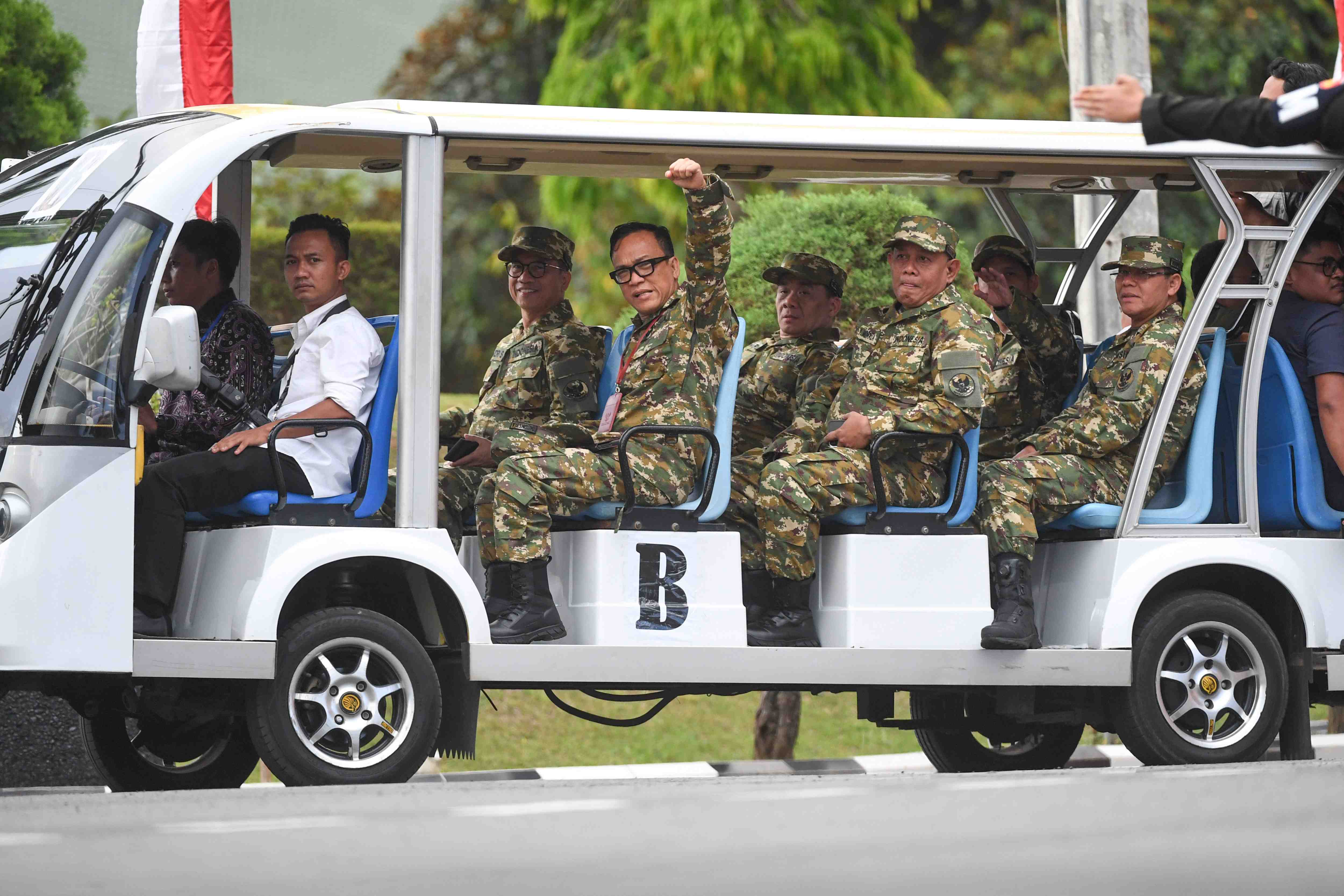 Kenakan Seragam Komcad, Anggota Kabinet Merah Putih Ikuti Parade Senja di Akmil Magelang