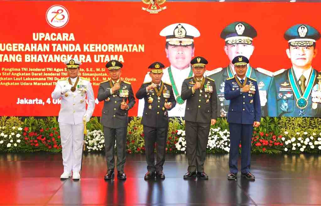 Kapolri Sematkan Bintang Bhayangkara Utama ke Panglima dan Tiga Kepala Staf TNI